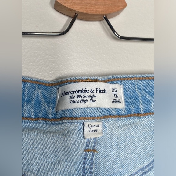 Abercrombie & Fitch Curve Love Ultra High Rise 90s Straight Leg Jeans - Picture 11 of 12